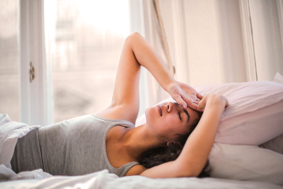 How Should I Arrange My Bedroom to Make Nighttime Knee Discomfort More Manageable?